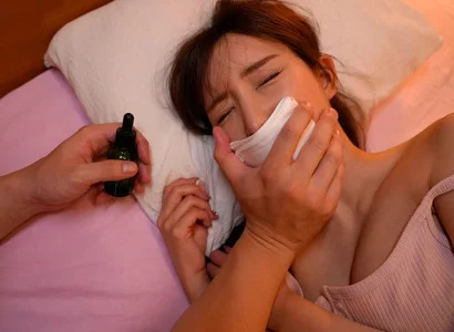 Kẻ đó trộn thuốc mê vào đồ ăn của cô em họ xinh đẹp và quan hệ